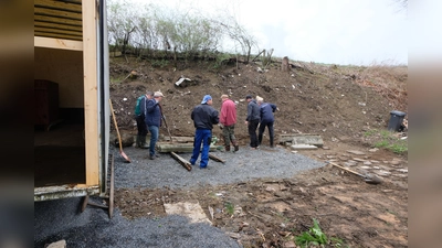 Mit dem Arbeitseinsatz am Karsamstag wurde ein weiterer Schritt in Richtung eigene Vereinshalle für den Fanclub des 1. FCN getan. (Bild: Fred Lehner)