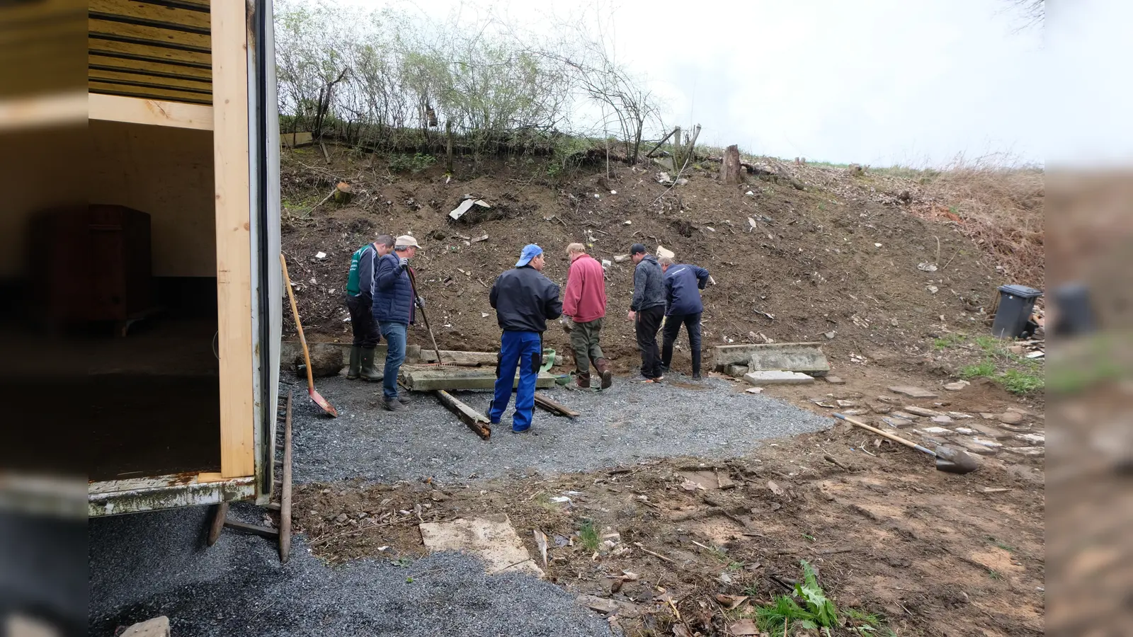 Mit dem Arbeitseinsatz am Karsamstag wurde ein weiterer Schritt in Richtung eigene Vereinshalle für den Fanclub des 1. FCN getan. (Bild: Fred Lehner)