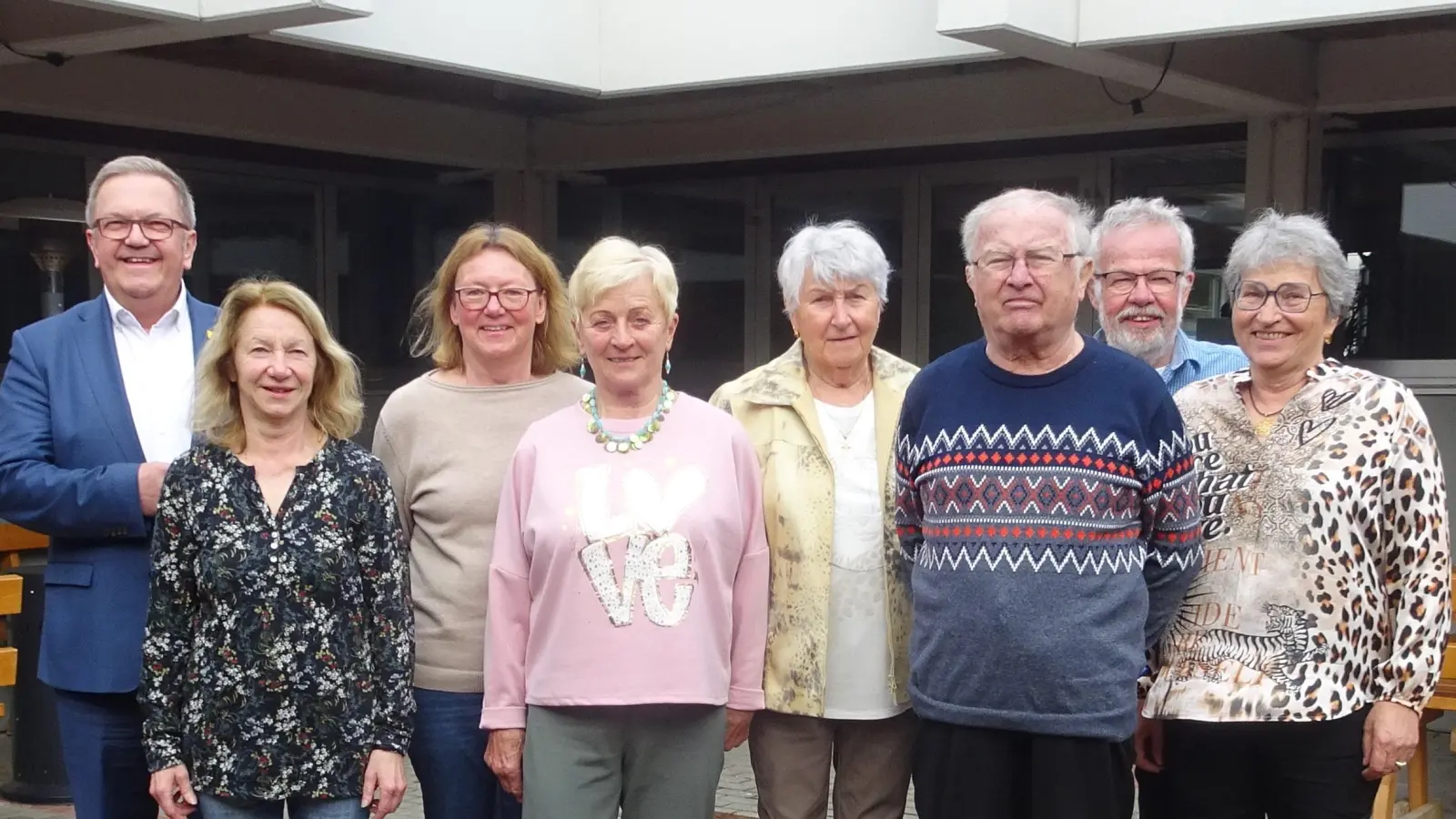 Die neue Vorstandschaft- von links nach rechts. Bürgermeister Martin Preuß, Wanderwart Petra Held, Kassiererin Susanne Rezek, Kassenprüferin Rosemarie Dröll, Schriftführerin Anna Gottschalk, 1. Vorstand Bernd Gottschalk, 2. Vorstand Gerhard Pirner, Kassenprüferin Gina Greifenstein. (Bild: Anna Gottschalk)