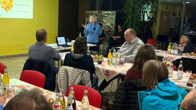 Ute Böhm (vorne) füllte den Abend mit dem Thema „Demenz”.  (Bild: Thomas Schrems)