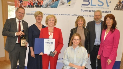 Mit dem BLSV-Ehrenamtspreis wurde Gabriele Beck (3. v. l.) vom FC Schwarzenfeld (BLSV-Kreis Schwandorf) ausgezeichnet; es gratulierten von links BLSV-Präsident Jörg Ammon, Bezirksvorsitzende Barbara Hernes, Kreisvorsitzende Bianca Härtl, BLSV-Ehrenmitglied Erika Rathgeb, Reiner Härtl und Kerstin Radler als Kulturreferentin des Bezirks Oberpfalz.  (Bild: Andreas Allacher)
