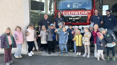 Erkundung der Feuerwehrfahrzeuge. (Bild: Bianca Kastner)