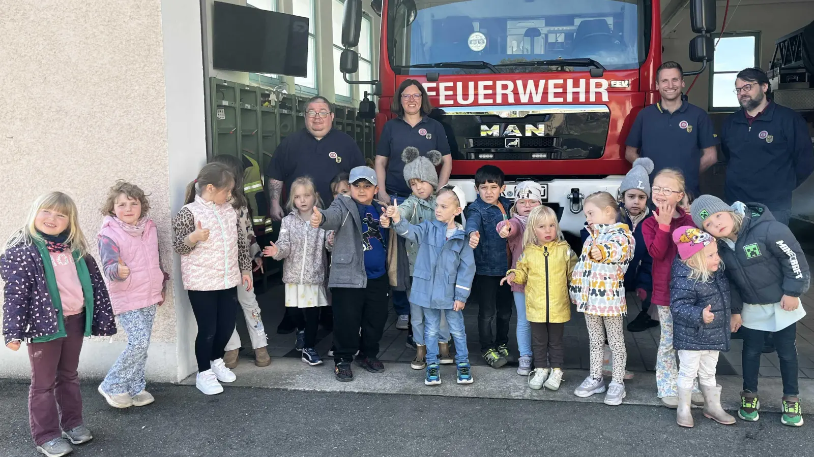 Erkundung der Feuerwehrfahrzeuge. (Bild: Bianca Kastner)