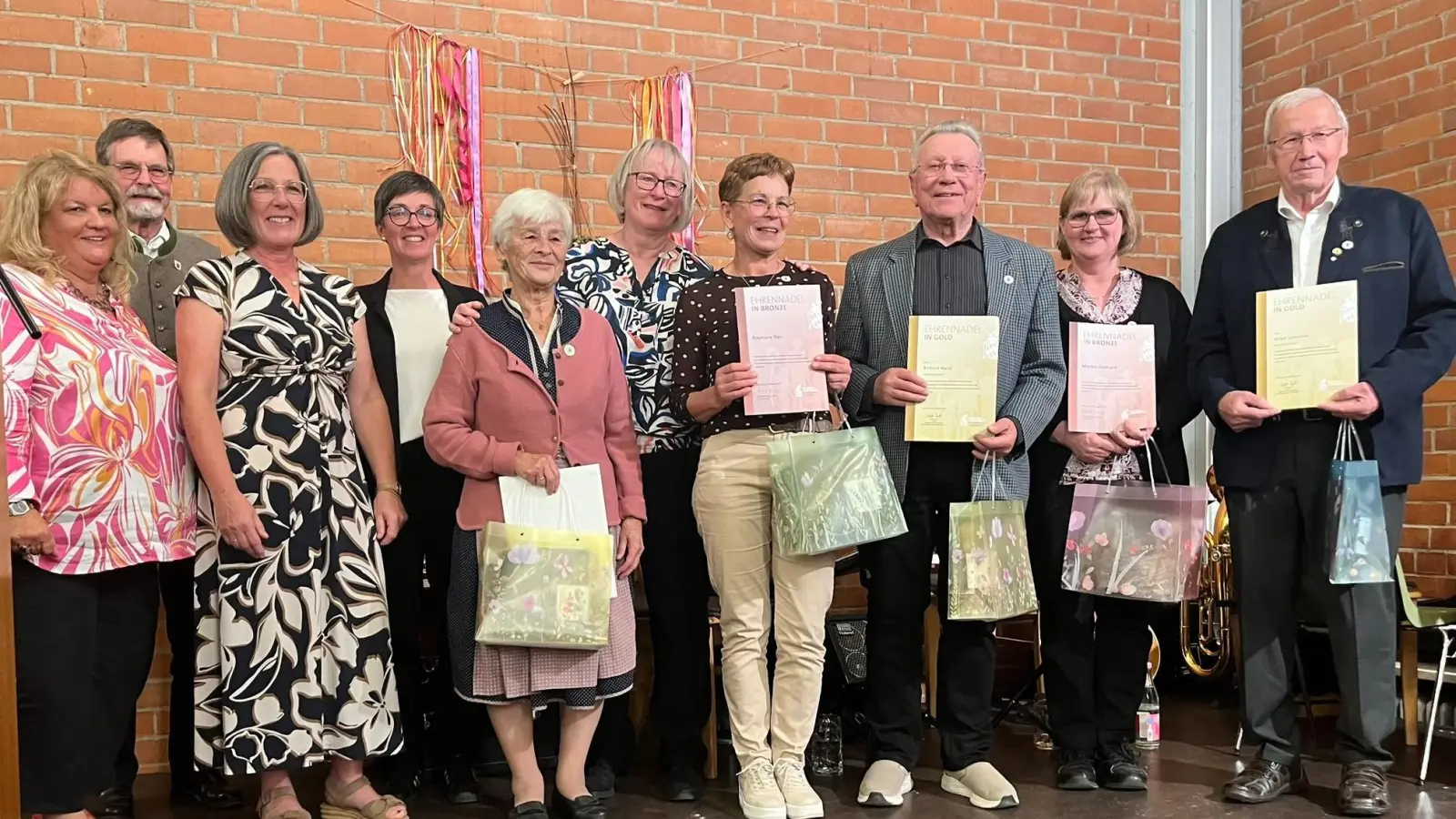 von links:2.Vorstand Emily Hirschmann-Pirzer, Verbandspräsident Wolfram Vaitl, Kassiererin Evelyn Koberstein, Stellvertretung Kreisverband Michaela Kopp, Inge Binner, 1. Vorstand Gerda Eiber, Rosmarie Ries, Richard Markl, Martha Gebhard, Alfred Schorner (Bild: Gerda Eiber)