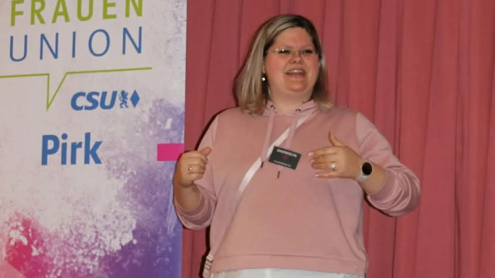 Vorsitzende Gwendolyn Hübner bei der Begrüßung  (Bild: Sabine Wirth)