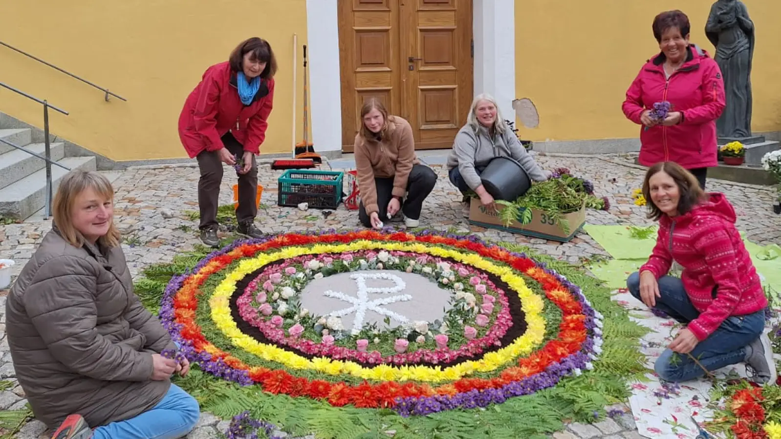 Hier waren die KDFB-Künstlerinnen am Werk mit Vorsitzender Claudia Rupprecht (Dritte von rechts) (Bild: Maria Winter)