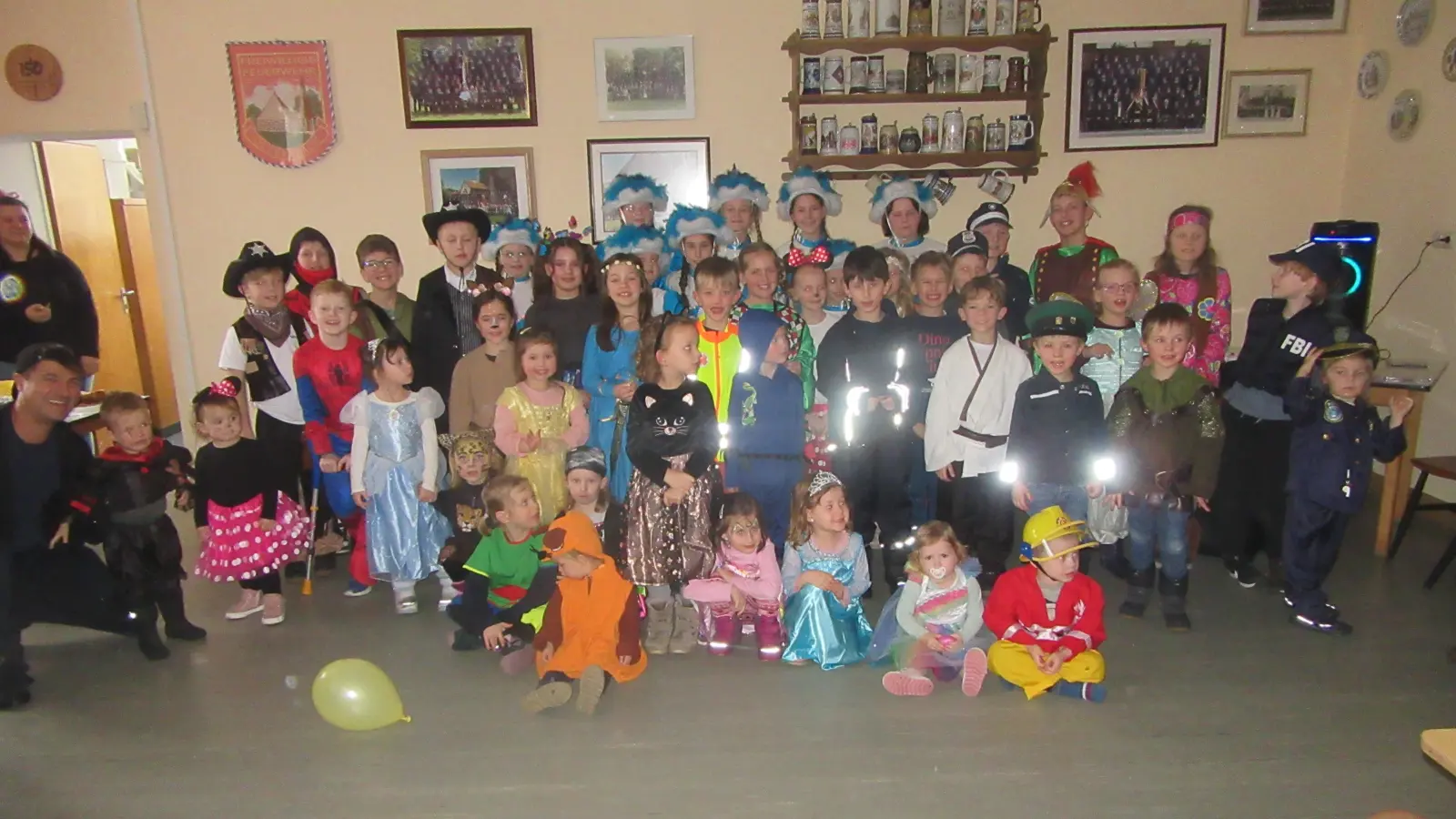 Das Gruppenbild aller verkleideter Kinder in Schloppach beim Kinderfasching. (Bild: Stefanie Siller)