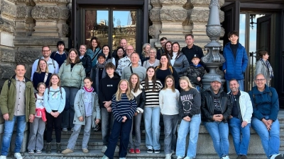 Gruppenfoto vor der Semperoper in Dresden (Bild: Julia Gatz)