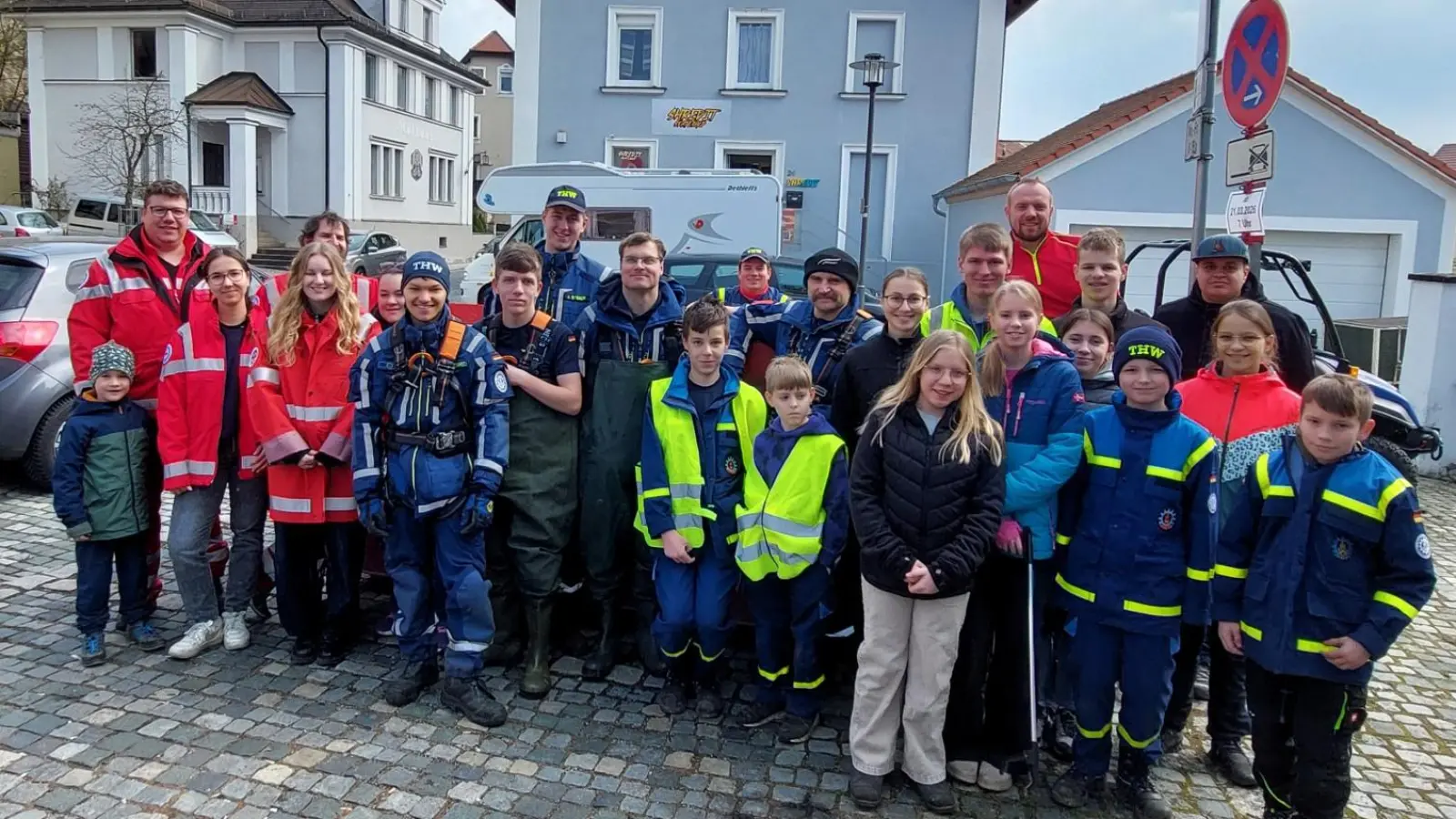 Das Bild zeig einen Teil der Teilnehmer des Ramadama 2026. Die Schulen sind unabhängig gegangen und waren beim gemeinsamen Gruppenbild nicht anwesend. (Bild: Horst Kaufmann)