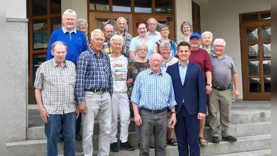 Bürgermeister Rudolf Teplitzky (vorne rechts) empfängt die Schneebergfreunde. (Bild: Günter Franke)