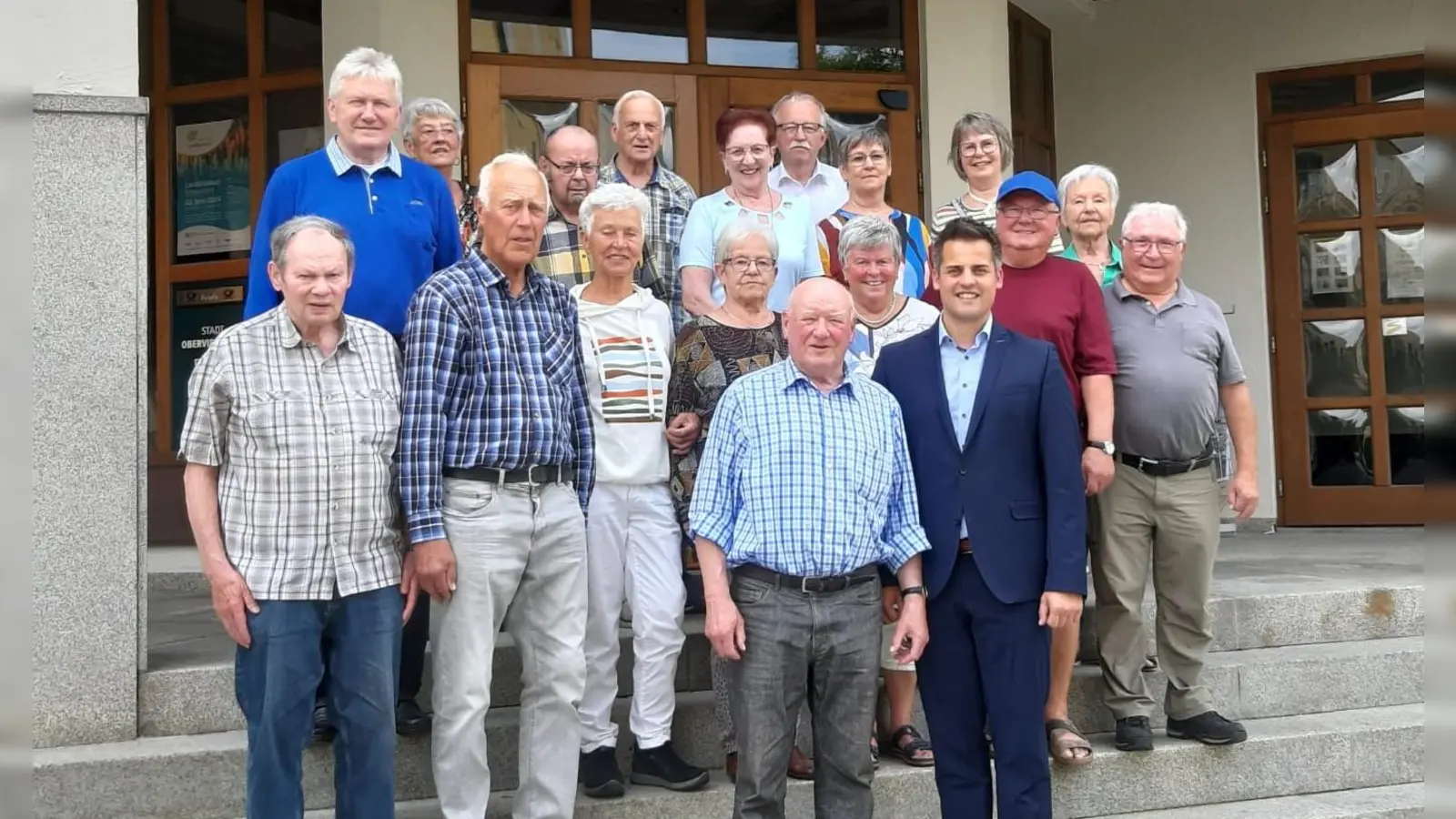 Bürgermeister Rudolf Teplitzky (vorne rechts) empfängt die Schneebergfreunde. (Bild: Günter Franke)