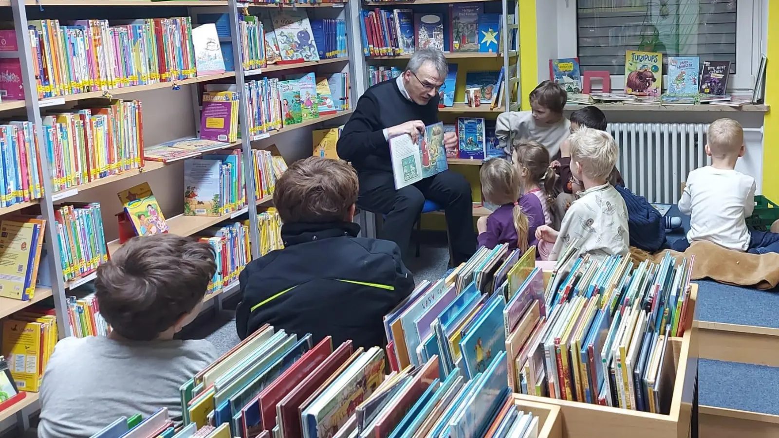 Pfarrer Besold liest Kindern in der Bücherei Geschichten vom Heiligen Nikolaus vor. (Bild: Anita Benkhardt)