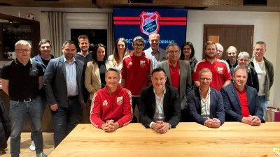 Von links stehend: Grünwald M., Markus Weiß, Bgm. S. Hartl, C. Duschner, L. Frischholz, U. Stich, F. Ippisch, N. Stich, W. Hagler, E. Kolb, M. Ottorepetz, S. Frischholz, K. Sammet, A. Imbs, St. Grünwald. Sitzend v. Links: P. Ziegeler, Th. Diertl, M. Hofbauer und A. Goschler  (Bild: Olli Bartosch )