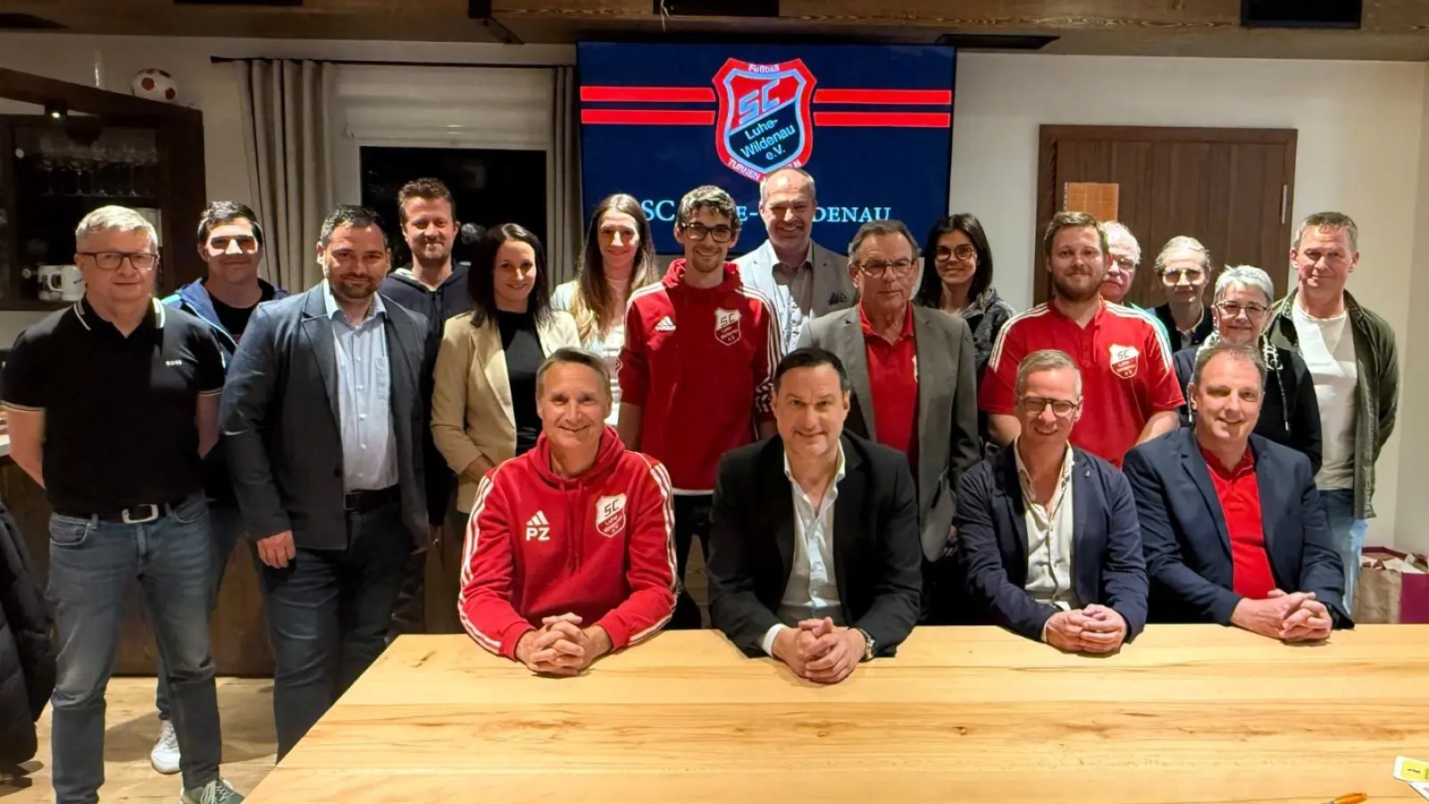 Von links stehend: Grünwald M., Markus Weiß, Bgm. S. Hartl, C. Duschner, L. Frischholz, U. Stich, F. Ippisch, N. Stich, W. Hagler, E. Kolb, M. Ottorepetz, S. Frischholz, K. Sammet, A. Imbs, St. Grünwald. Sitzend v. Links: P. Ziegeler, Th. Diertl, M. Hofbauer und A. Goschler  (Bild: Olli Bartosch )