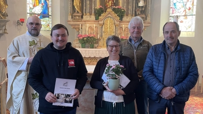 Pfarrer Hans Spitzhirn mit Peter Zenger, Renate Zeitler, Sachausschuss-Sprecher Mathias Zenger und Michael Maier (Bild: Gabi Wittmann)