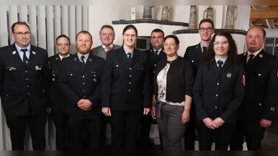 Von links erster Kommandant Wolfgang Rösch, Kreisbrandinspektor Michael Iberer, stellvertretender Kommandant Andreas Zwack, Bürgermeister Hans-Martin Schertl, wiedergewählte Kassenprüferin Christina Rabenstein, stellvertretender Vorsitzender Andreas Weiß, wiedergewählte Kassenprüferin Verena Bauer, Kassier Markus Hann, Schriftführerin Anna Reuschl und Kreisbrandmeister Andreas Luber. (Bild: Kerstin Mägerl)