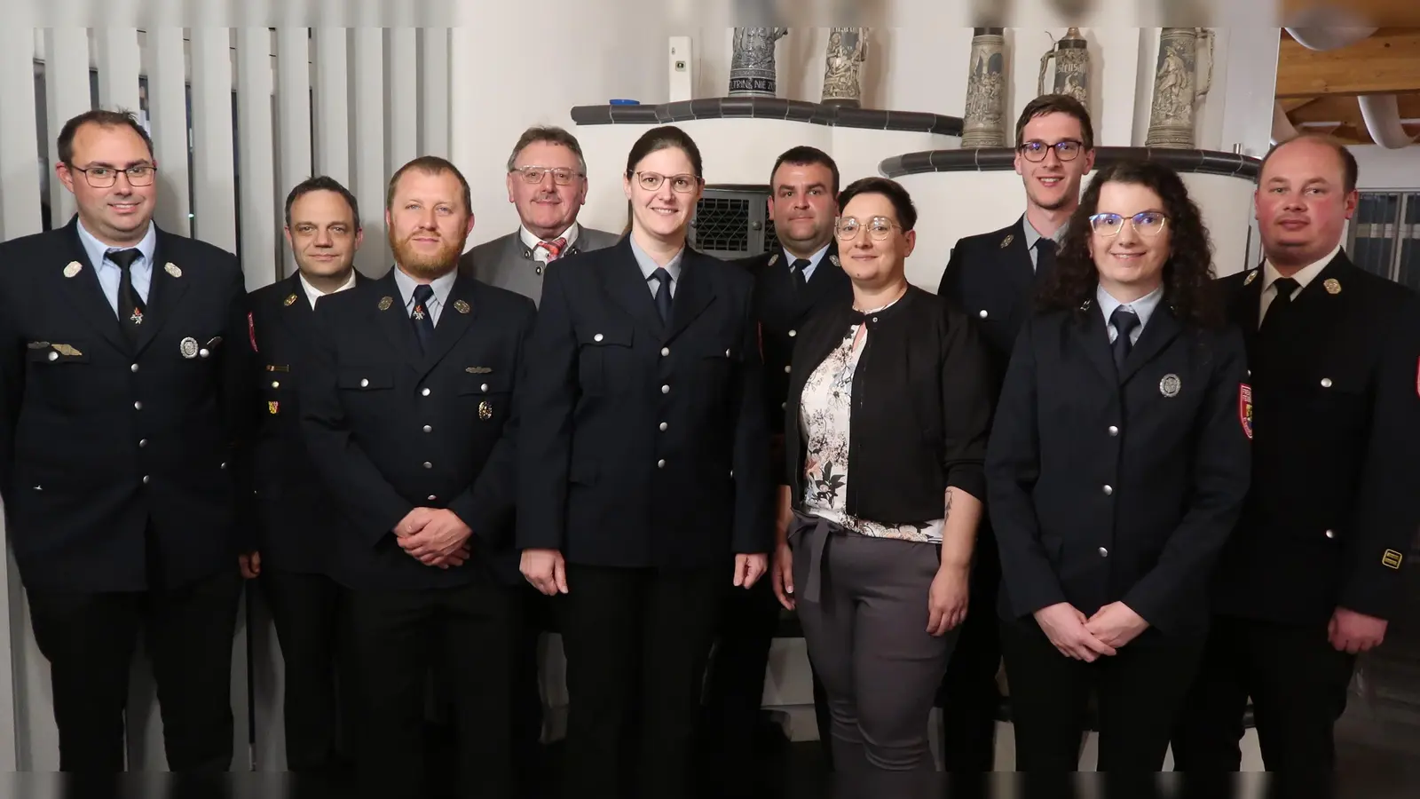 Von links erster Kommandant Wolfgang Rösch, Kreisbrandinspektor Michael Iberer, stellvertretender Kommandant Andreas Zwack, Bürgermeister Hans-Martin Schertl, wiedergewählte Kassenprüferin Christina Rabenstein, stellvertretender Vorsitzender Andreas Weiß, wiedergewählte Kassenprüferin Verena Bauer, Kassier Markus Hann, Schriftführerin Anna Reuschl und Kreisbrandmeister Andreas Luber. (Bild: Kerstin Mägerl)