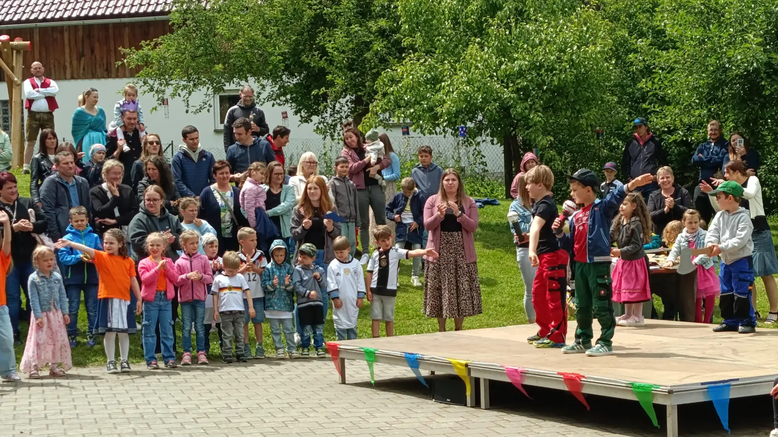 Ein besonderer Höhepunkt beim 50 jährigen Jubiläumsfest des Kindergartens in Winklarn waren die Auftritte der Kindergartenkinder am frühen Nachmittag.  (Bild: Patricia Wagner)