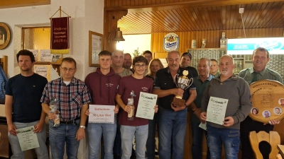 Die Vertreter aller teilnehmenden Vereine. V.l. 1. Reihe Johannes Vogl (TSV), Hans Paa (St. Anna), Paul Wurmstein und Simon Spörl (Dorfjugend), Alfred Bayer (Alte 5er), Manfred Scheid (OWV), Martin Dietl (Alte 5er), Helmut Werner (Schützen). 2. Reihe 1. Bürgermeister Michael Riedl, Norbert Vogl (St. Anna), Thomas Lampl (Löwen), Ingrid Müller (GuV), Stefan Reiminger (FFW), Michael Knott (Schützen). (Bild: Helmut Werner)