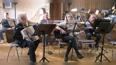 Mit Steirischer Harmonika sorgten die Musiker mit „Nix Amore“, „A Musikant im Trachten Gewand“ und einem Peter-Alexander-Medley für Stimmung. (Bild: Elfriede Bruckner)