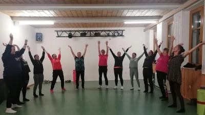 Ines Habermann (rechts) zeigte den Teilnehmerinnen beim Sportverein Trevesen einfache Übungen, um wieder einmal herzlich lachen zu können. (Bild: Tanja Wegmann)