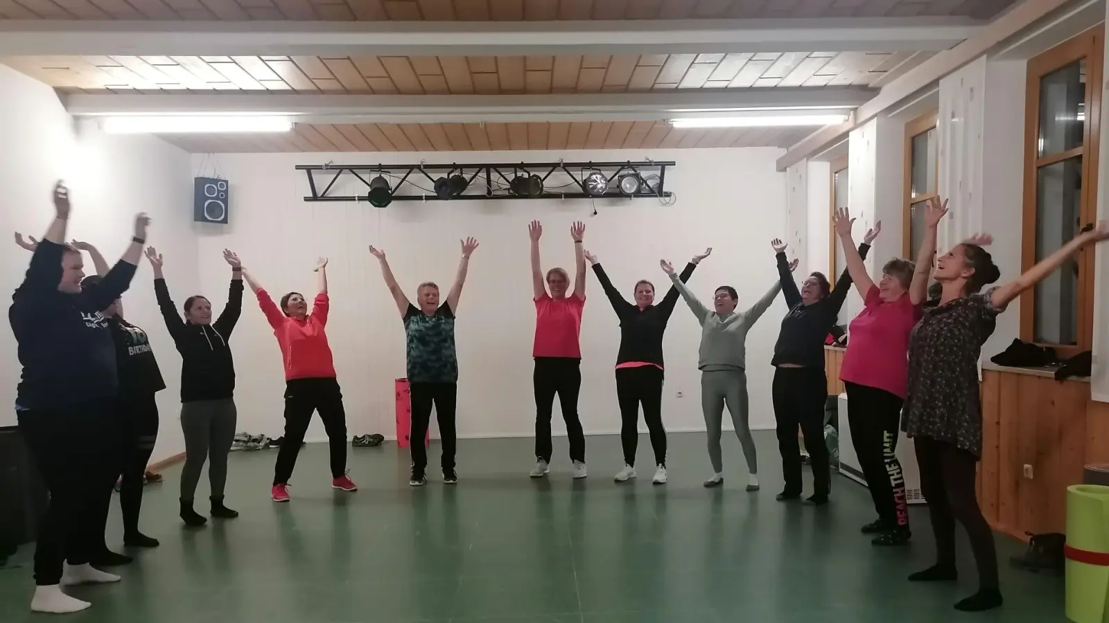 Ines Habermann (rechts) zeigte den Teilnehmerinnen beim Sportverein Trevesen einfache Übungen, um wieder einmal herzlich lachen zu können. (Bild: Tanja Wegmann)