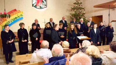 Die Amberger Chorgemeinschaft (in kleiner Besetzung), vorn von links: Dieter Müller (Querflöte und Leitung), Jana Müller (Sopran) und Christian Farnbauer (Orgel). (Bild: Peter Ringeisen)