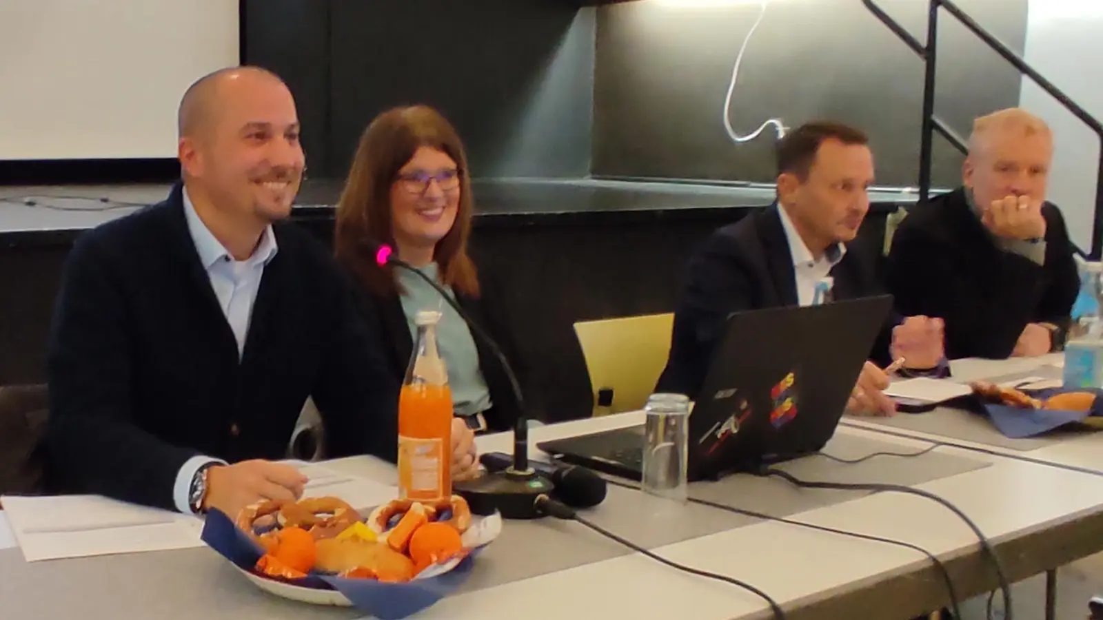 Vorsitzender Florian Vogel (links) bilanziert das Jahr 2025 beim Stadtjugendring.  (Bild: Ralph Gammanick)