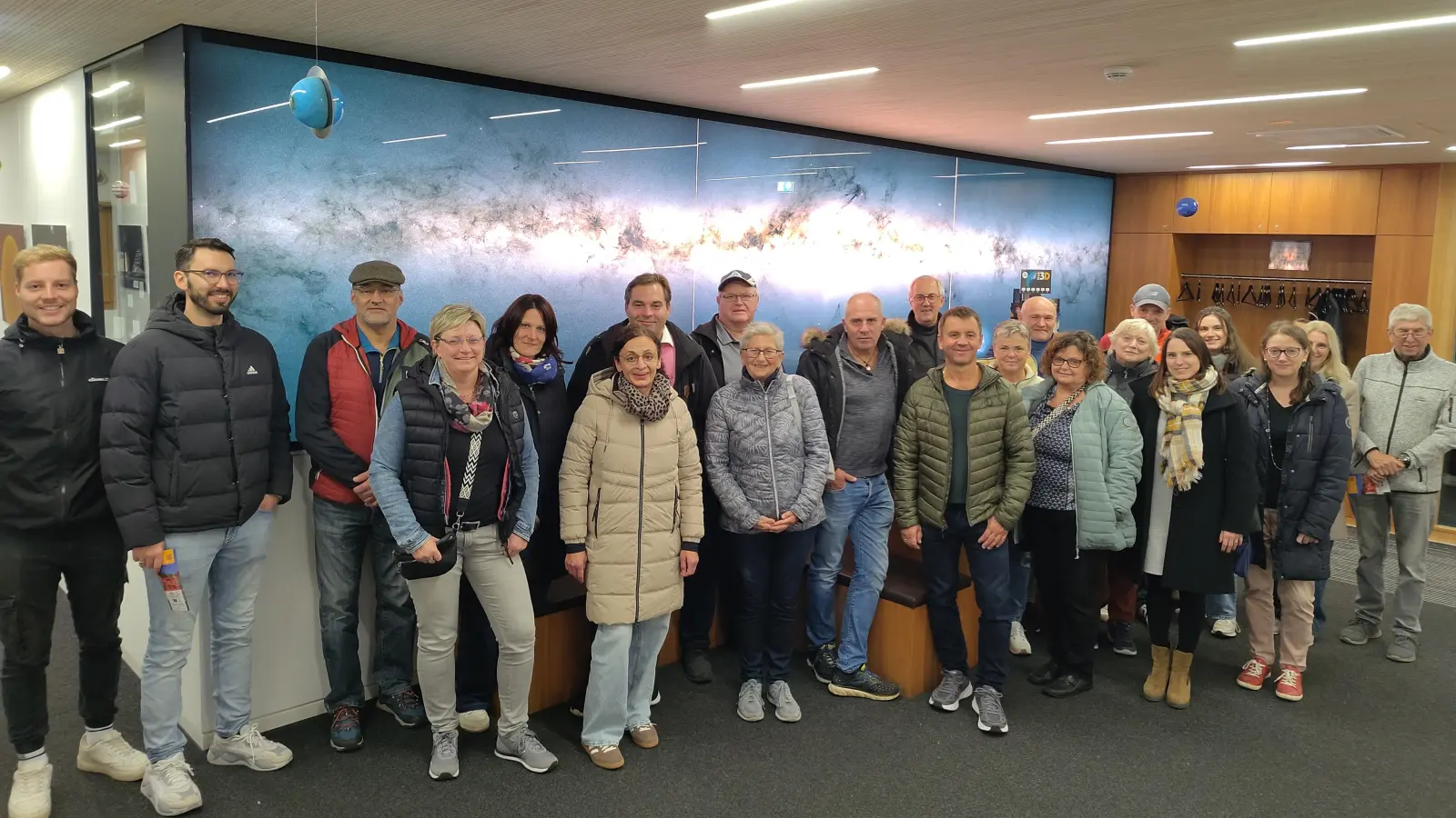 Wählergemeinschaft Unsere Gemeinde Edelsfeld und Gäste vor einer beeindruckenden Aufnahme der Milchstraße (Bild: Kathrin Taubmann)