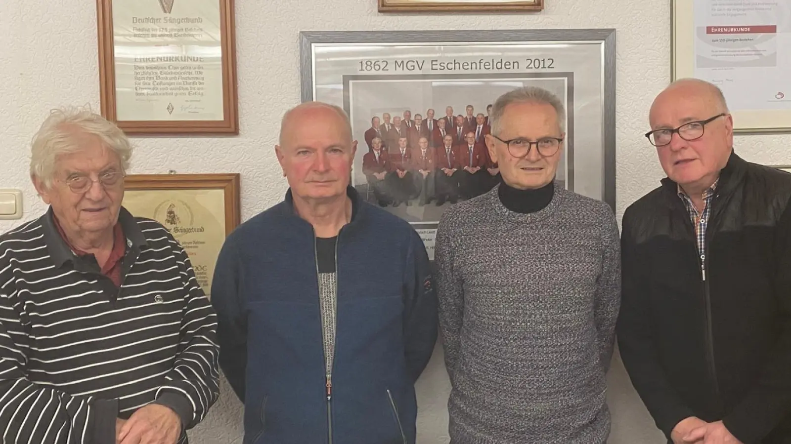 Die geehrten Sänger von links: Fritz Liereth, 2. Vorstand Hans Wedel, Chorleiter Gerhard Knahn, 1. Vorstand Wolfgang Kleiber. (Bild: Rudi Hölzl)