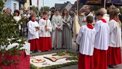Weihrauch, Blumenteppich und der Himmel über dem Allerheiligsten prägten die dritte Station der Fronleichnamsprozession in der Breitenstraße. (Bild: Christian Wirth)