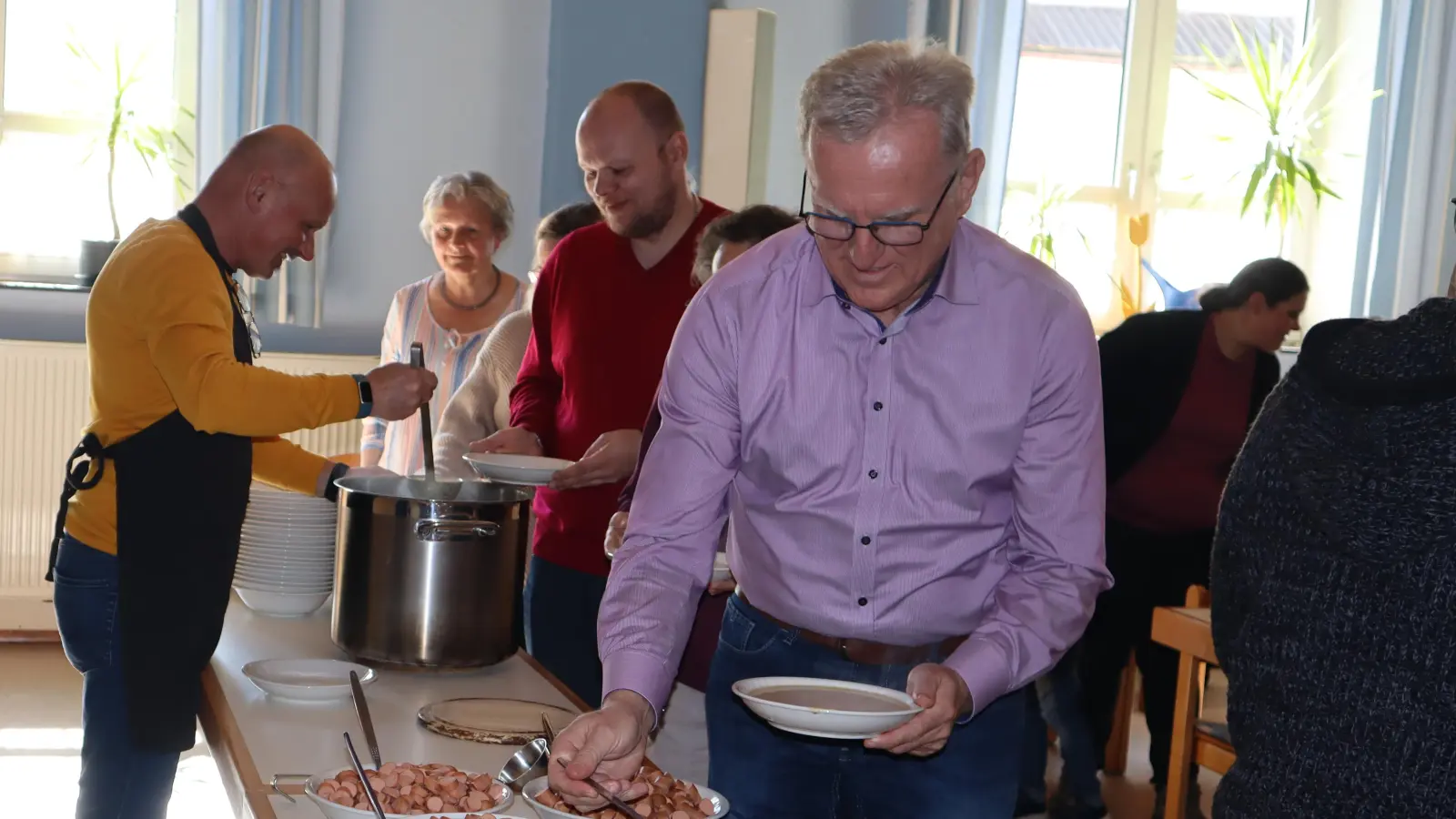 Chefs, Co-Chefs und Mitglieder des Pfarrgemeinderats teilten die Suppe im Pfarrheim aus.  (Bild: Miriam Sperber)