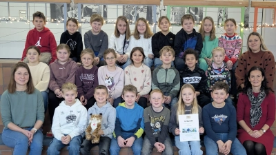 Die Schülerinnen und Schüler der 3. Klasse mit ihrer Klassenleitung Frau Neumann (links), sowie Rektorin Frau Kölbl und die letztjährige Klassenleitung Frau Schaller (rechts). (Bild: Daniel Kellner)