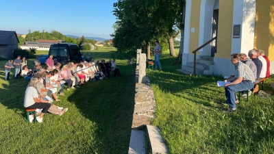 Gläubige an der Setterlkapelle in Weiding bei Schönsee. (Bild: Fritz Lindmeier)