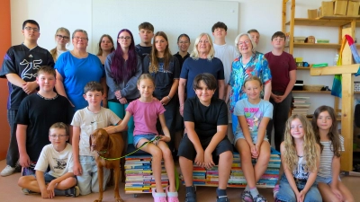Die neuen Leseplätze aus alten Büchern wurden im kleinen Rahmen an Lesepatinnen und Kinder der Schule übergeben. (Bild: Maria Birzer)