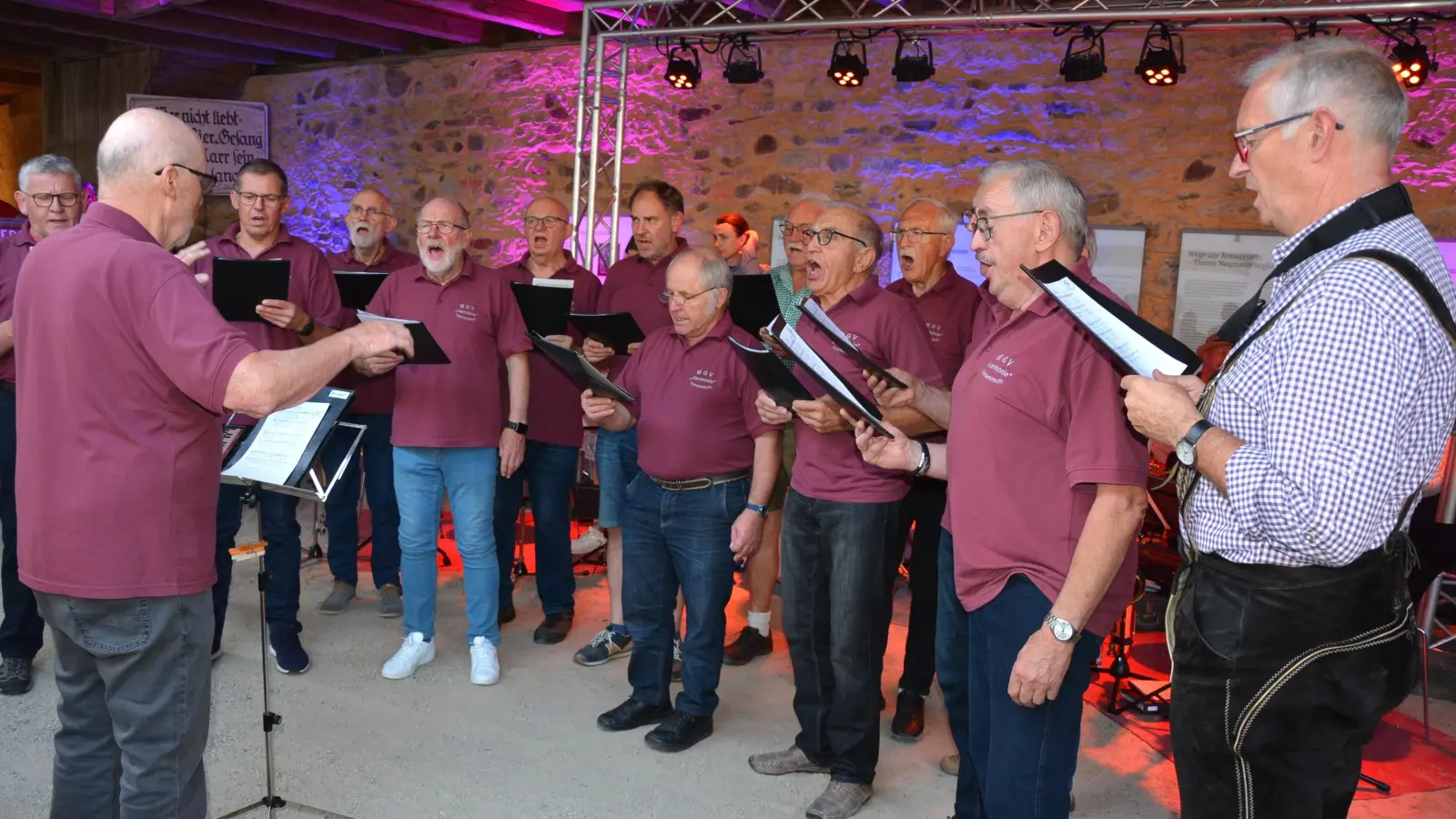 Der Konnersreuther Männergesangverein, Leitung Josef Wölfl, führt in der Weihnachtszeit zweimal die Christkindlmess in Leonberg und Konnersreuth auf, wozu die Sänger herzlich einladen. (Bild: Josef Rosner)