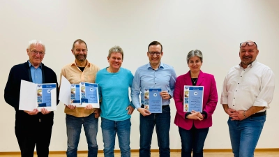 Insgesamt 75 Jahre ehrenamtliche Tätigkeit gab es zu ehren: (von links nach rechts) Dr. Hans Rogenhofer, Jörg Pfab, Gerd Götz, Stefan Lehmeier, Katrin Rogenhofer mit dem ersten Vorsitzenden Pierre Lenk, es fehlt Josef Panzirsch. (Bild: Sana Jumah)