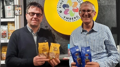 Rudi Kohl (links) von der Pfarrei St. Martin und Günther Zenger (rechts) vom Weltladen Vorstandsteam im Eine Weltladen Amberg in der Ziegelgasse 3 zur Übergabe der fair trade Ware (Bild: Günther Zenger)