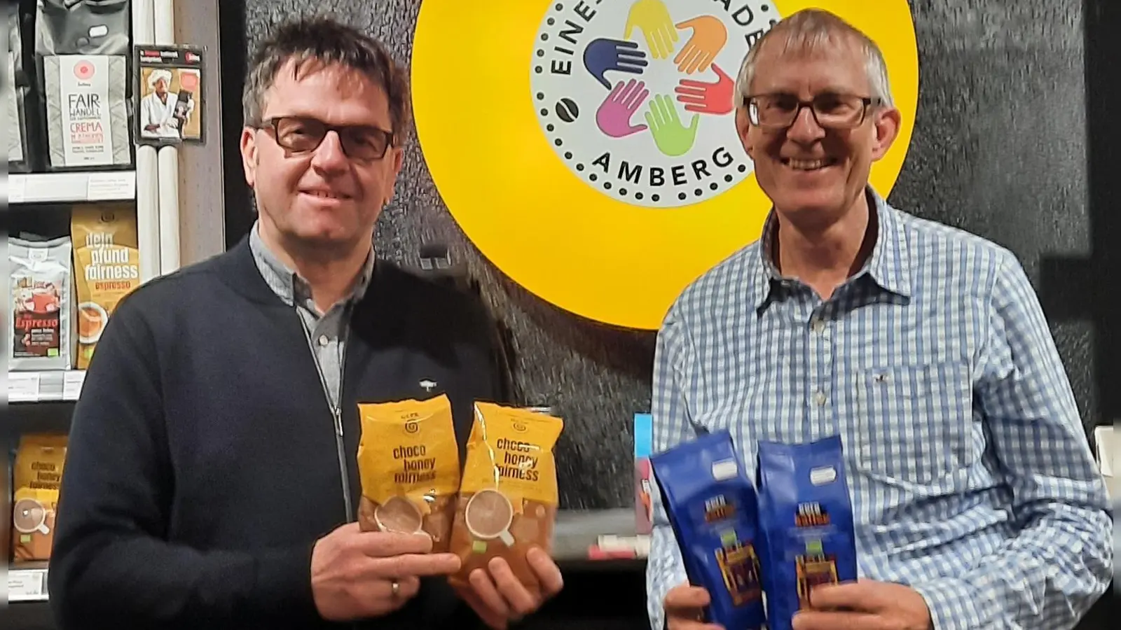 Rudi Kohl (links) von der Pfarrei St. Martin und Günther Zenger (rechts) vom Weltladen Vorstandsteam im Eine Weltladen Amberg in der Ziegelgasse 3 zur Übergabe der fair trade Ware (Bild: Günther Zenger)