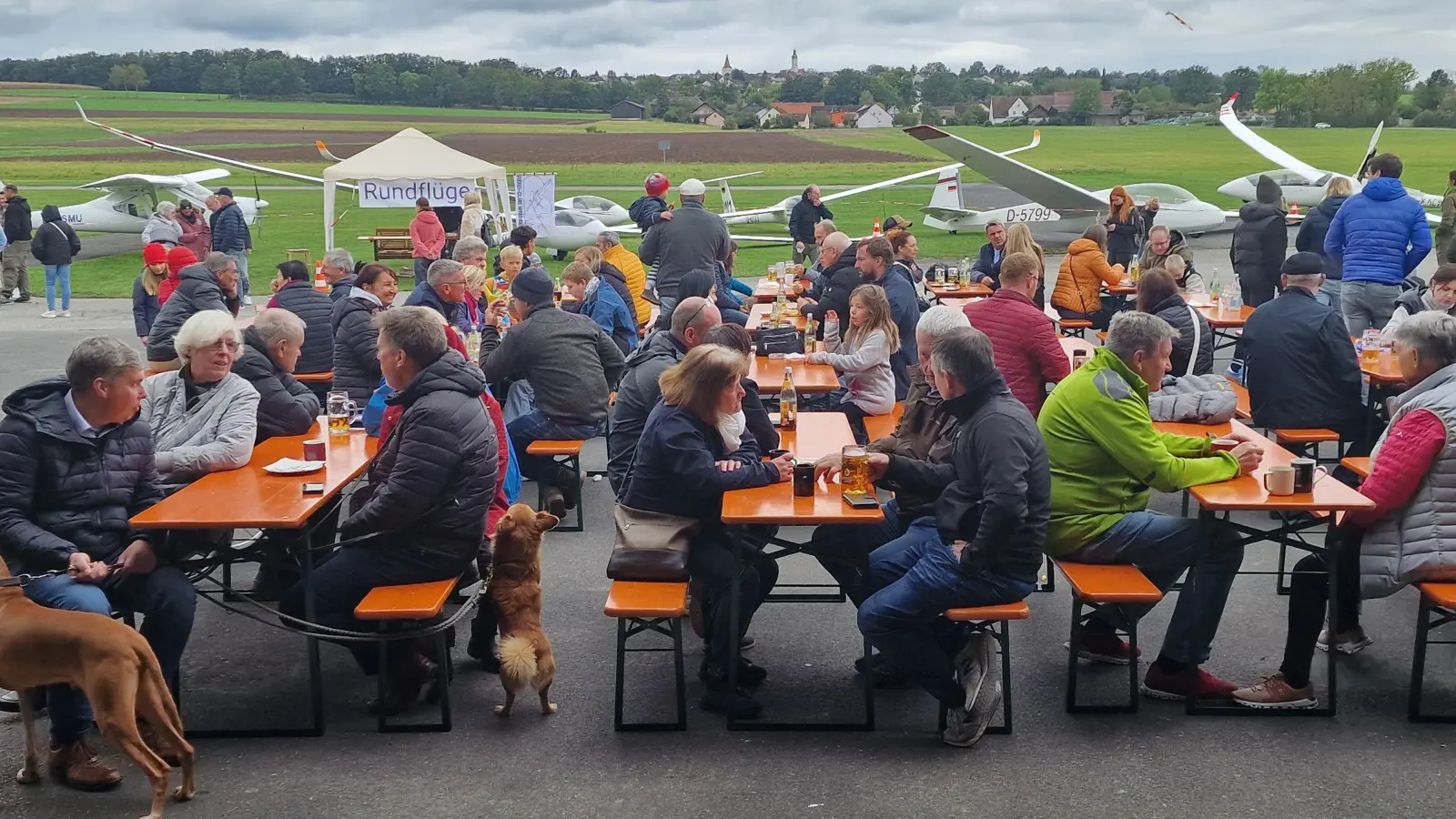 Das Fliegerfest des Aero-Club Weiden war bestens besucht. Traditionell veranstaltete der Club sein Fest mit einem Tag der offenen Tür. Blick ins Publikum. (Bild: Reinhard Kreuzer)