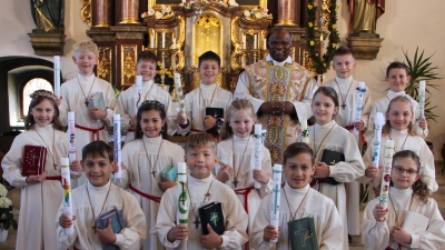 Die Kommunionkinder aus der Pfarrei Wutschdorf mit Pfarrer Moses Gudapati. (Bild: Ina Piehler )