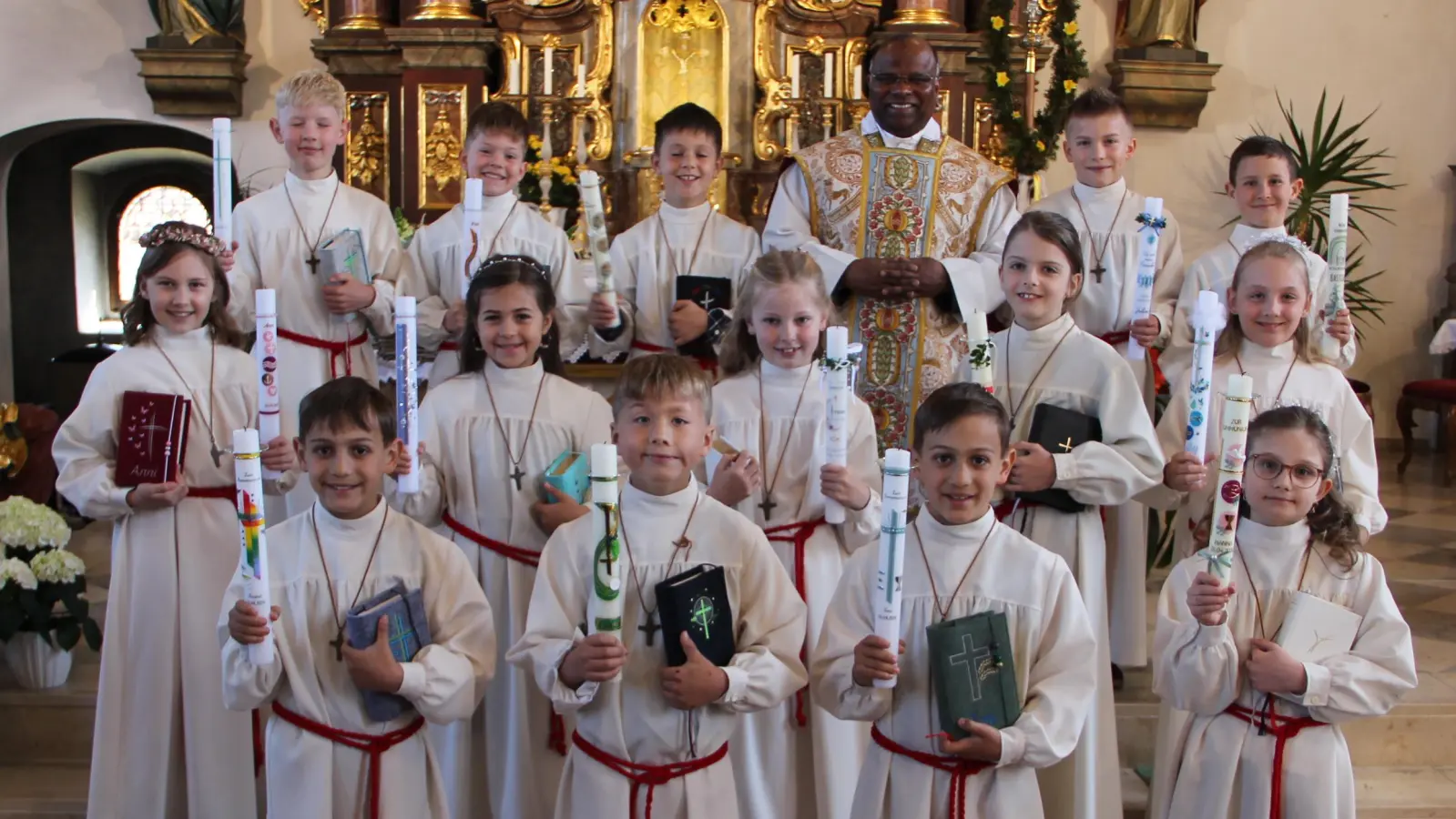 Die Kommunionkinder aus der Pfarrei Wutschdorf mit Pfarrer Moses Gudapati. (Bild: Ina Piehler )