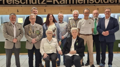 von links: 2. Schützenmeister Helmut Engel, Walter Graml, Herbert Zwack, Sabrina Trösch, Albert Liedel, Schießleiter Hans Meier, Bernhard Erras, Oberschützenmeister Stephan Brem, Bürgermeister Martin Preuß<br>vorne sitzend von links: Gunda Graml, Rosemarie Zwack, es fehlt Günter Boboiciov (Bild: Stefan Neubauer)