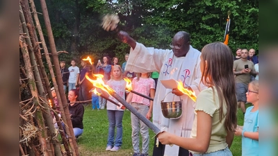 Pfarrvikar Robert Amandu segnet das Feuer (Bild: Beate Suttner)