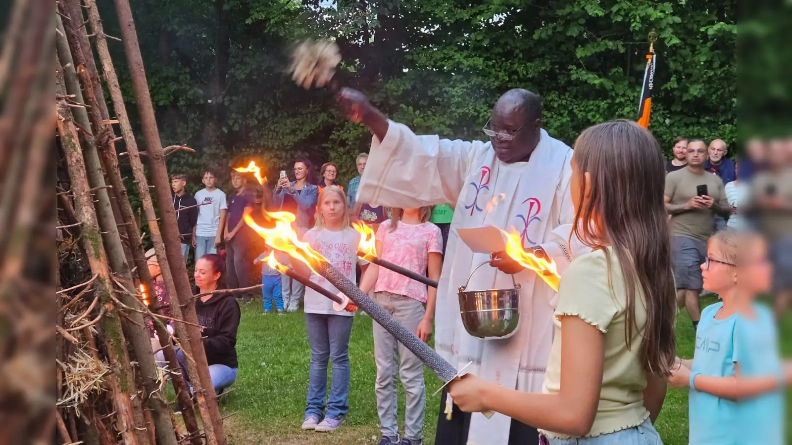 Pfarrvikar Robert Amandu segnet das Feuer (Bild: Beate Suttner)