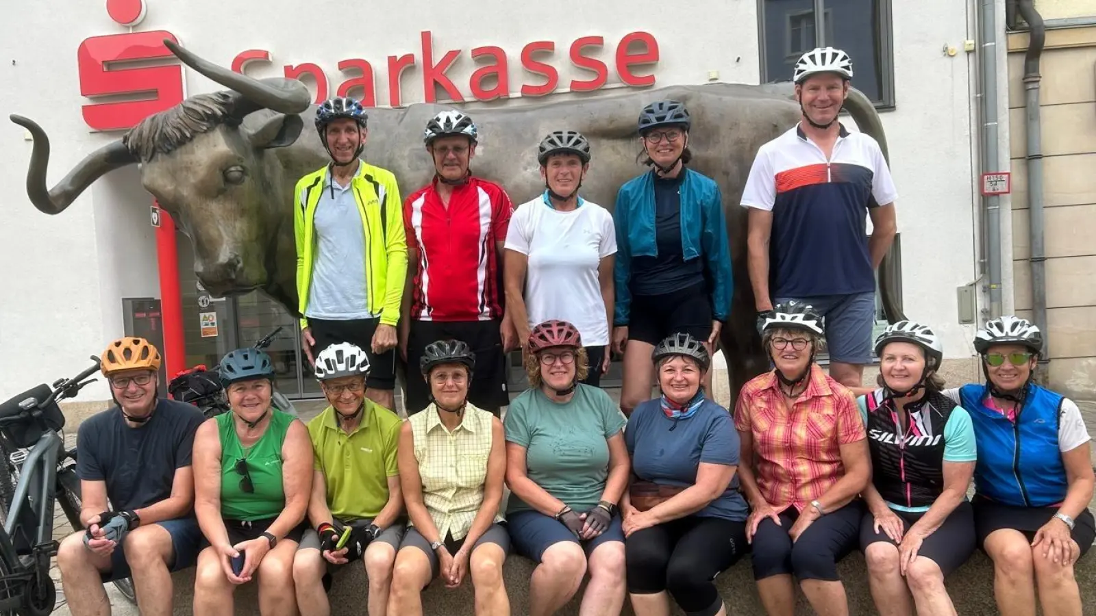 Vor dem Auerbacher Auerochsen stellte sich die Radlergruppe der Pistenschwinger zum Gruppenbild. (Bild: Gerald Morgenstern)