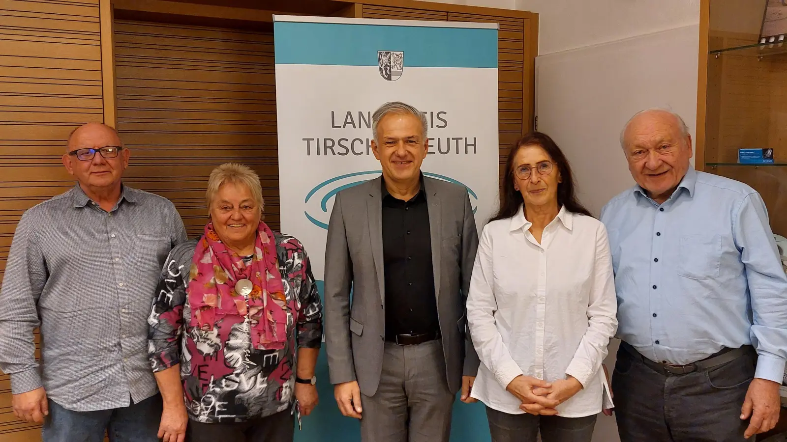 Von links: Erich Schraml (Kreisarchivpfleger für Bereich Landkreis-Ost), Ingrid Leser (Kreisheimatpflegerin für Volkstumspflege/Volkstanz), Landrat Roland Grillmeier, Monika Kunz (Kreisheimatpflegerin für Volksmusik), Robert Schön(Kreisarchivpfleger für Bereich Landkreis-West und Kreisheimatpfleger für Bereich Landkreis-West), nicht im Bild Maria-Magdalena Stöckert (Kreisheimatpflegerin für Bereich Landkreis-Ost). (Bild: Wolfgang Fenzl)