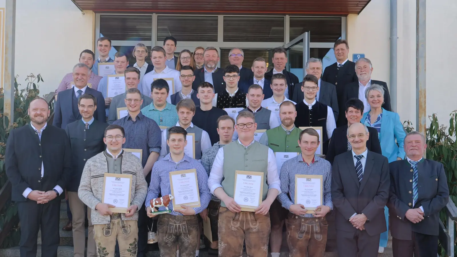 Gruppenbild der Schulschlussfeier Landwirtschaftsschule 2025 (Bild: Judith Zeitler)