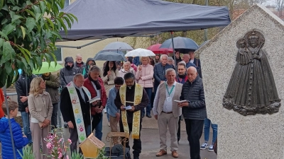 In einer würdigen Feier erhielt das Marterl von „Bauer Fritz” am Müllnerhof in Irchenrieth in Anwesenheit zahlreicher Gäste den kirchlichen Segen durch Pfarrer Jo Kurian und Pfarrer i.R. Alfons Forster. (Bild: Albert Gruber)