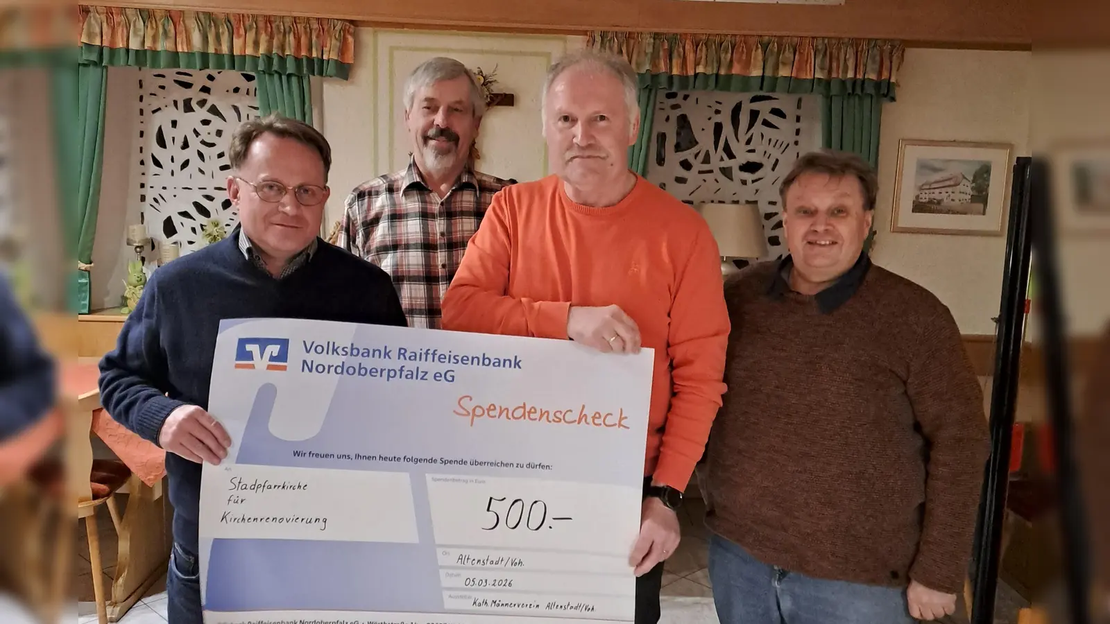 1. Vorsitzender Josef Kick übergibt zusammen mit 2. Vorsitzenden Hans Sauer und Kassier Josef Singer den Spendenscheck an Stadtpfarrer Dekan Alexander Hösl  (Bild: Gerhard Pohl)